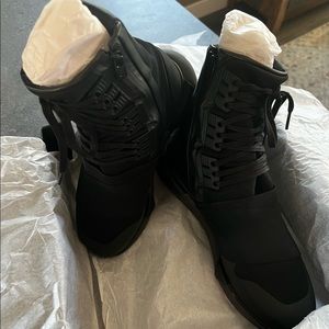 Y-3 QASA BOOT
CHARCOAL & CORE BLACK